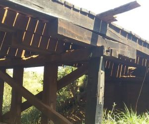 Com madeira podre, ponte ameaça cair e preocupa moradores