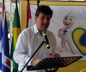 Ao lançar campanha, Mandetta diz que baixa imunização causou surto