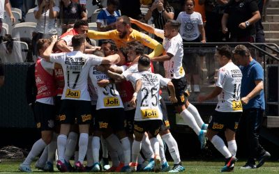 Corinthians bate o Vasco  em casa e entra no G4