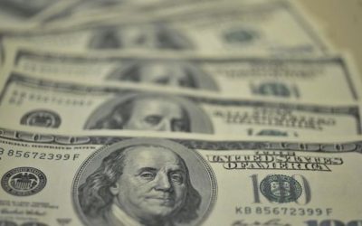 Dólar tem forte queda e fecha em R$ 4,85