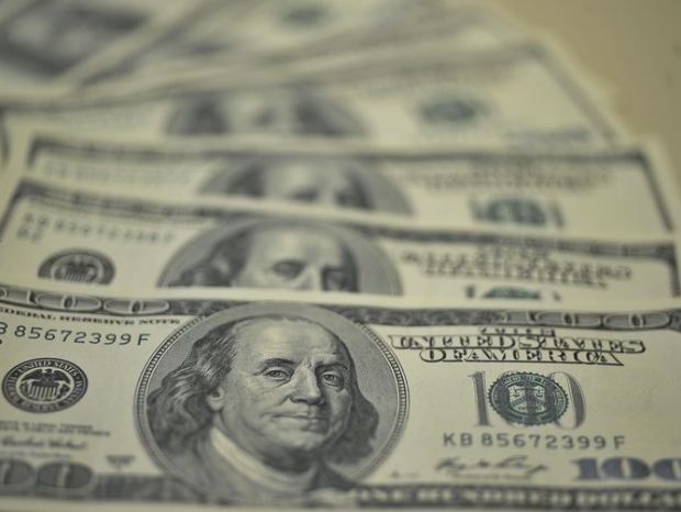 Dólar tem forte queda e fecha em R$ 4,85