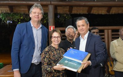 Setor produtivo presenteia ministros de Agricultura do Brics com obras de Manoel de Barros e Ana Ruas