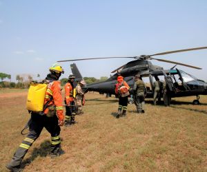 Helicópteros de SP e do Exército ampliam combate às queimadas