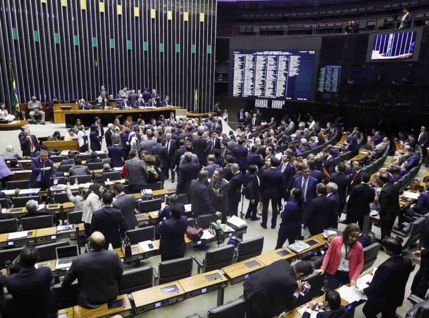 Projeto que afrouxa regras para partidos pode ser votado hoje