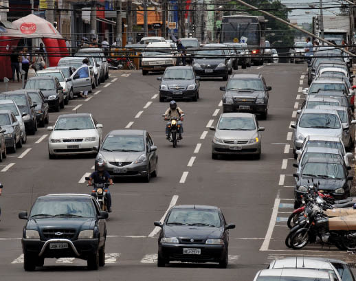 Prazo para licenciar veículo com placa final 9 termina amanhã