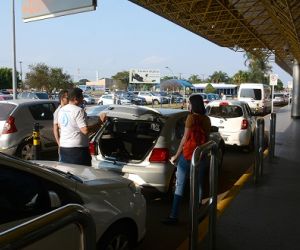 Serviço de táxi do aeroporto vira “feira livre” de transporte urbano