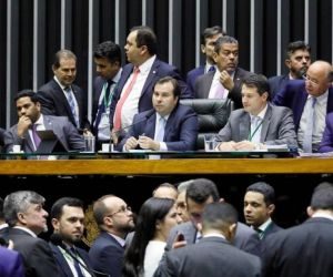 Reforma eleitoral que abre brechas passa na Câmara
