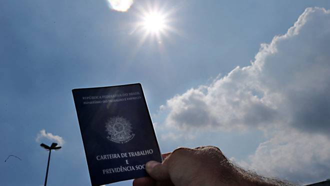 11% dos trabalhadores que cursaram faculdade ganham até 1 salário mínimo