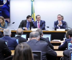 Comissão que estuda reforma dos militares suspende sessão para buscar acordo