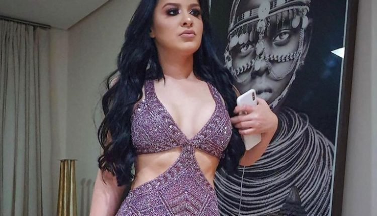 Cantora Maraisa surpreende com cinturinha sexy em roupa decotada