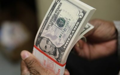Dólar oscila pouco, mas volta ao patamar dos R$ 4