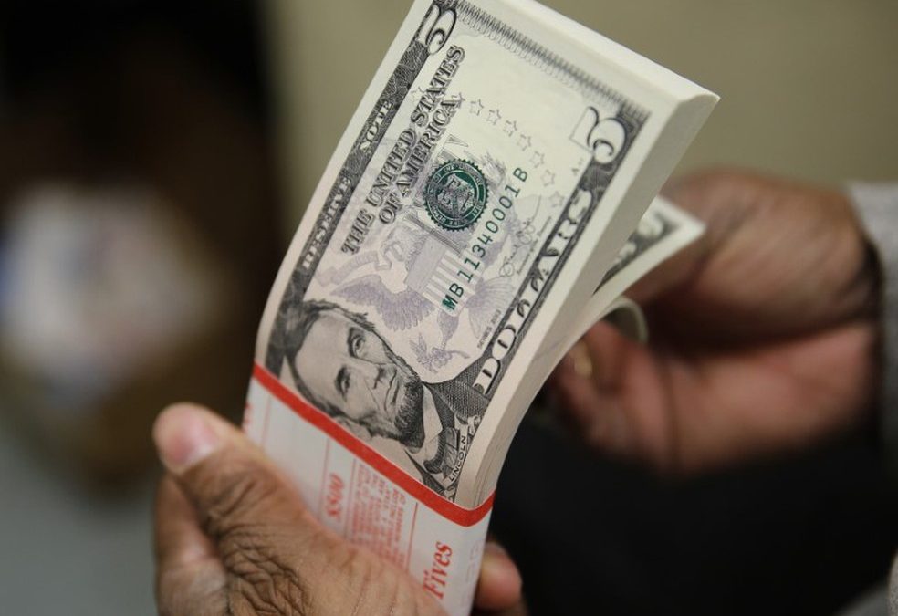 Dólar oscila pouco, mas volta ao patamar dos R$ 4
