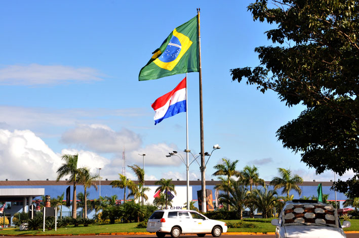 Bolsonaro aumenta limite de compras no Paraguai e em free shops