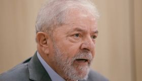 STJ suspende julgamento que pode anular sentença de Lula