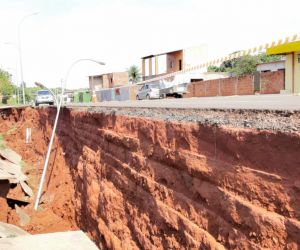 Durante chuva, força da água leva parte de rua na Capital