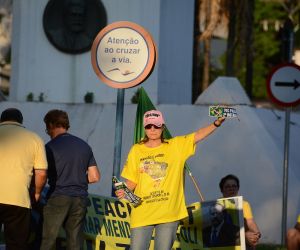 Manifestantes se aglomeram na Afonso Pena para protestar contra o STF