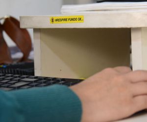 Para ajudar o próximo, Jenildo distribui adesivos que ajudam a respirar fundo