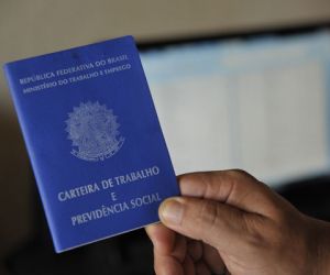 MP de Bolsonaro acaba com necessidade de registro profissional