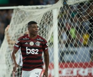 Flamengo vence Botafogo e garante vantagem de 8 pontos