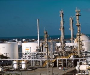 Gasolina tem nova alta de cerca de 4% nas refinarias