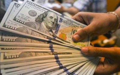 Dólar volta a fechar em queda e termina em R$ 4,05