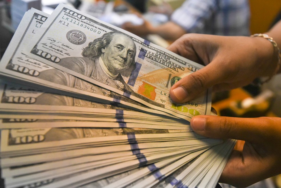 Dólar volta a fechar em queda e termina em R$ 4,05