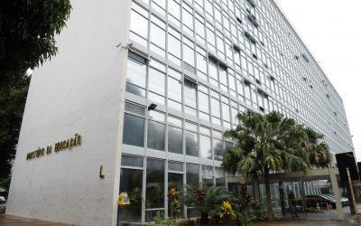 MEC muda regra do Fies e pode cobrar na justiça 584 mil alunos em atraso