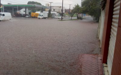 Córrego transborda durante chuva e rua vira rio em Campo Grande