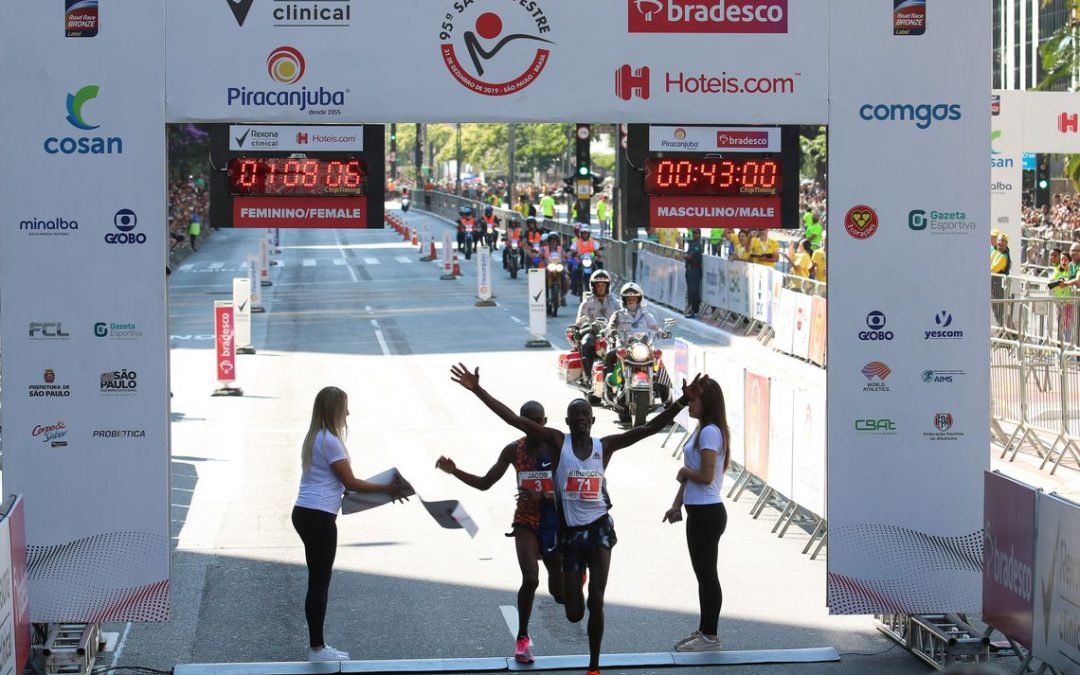Queniano faz ultrapassagem nos últimos segundo e vence São Silvestre