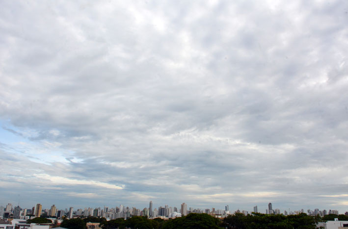 Domingo amanhece quente  com possibilidade de chuva
