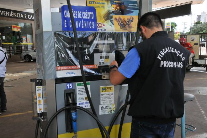 Procon vai às ruas, vê aumento sem motivo, e autua posto de combustível