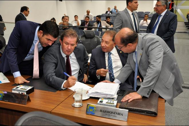 Deputados debatem aumento da gasolina, durante sessão