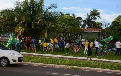 Protesto contra aumento da gasolina leva 40 manifestantes a Afonso Pena