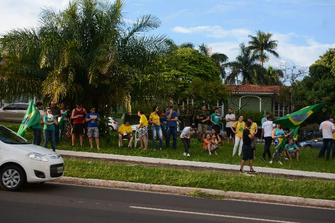Protesto contra aumento da gasolina leva 40 manifestantes a Afonso Pena