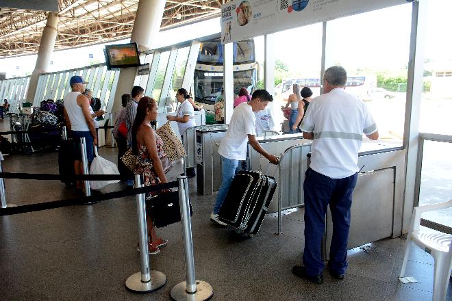 Quase 50 mil pessoas devem passar por aeroporto e rodoviária durante Carnaval