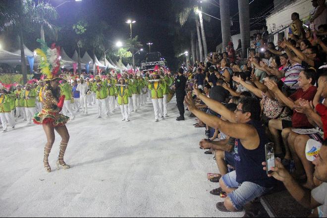 Favoritas perdem pontos no primeiro dia de desfile