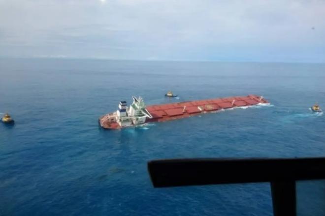 Marinha confirma dois vazamentos em navio que está afundando na costa do Maranhão