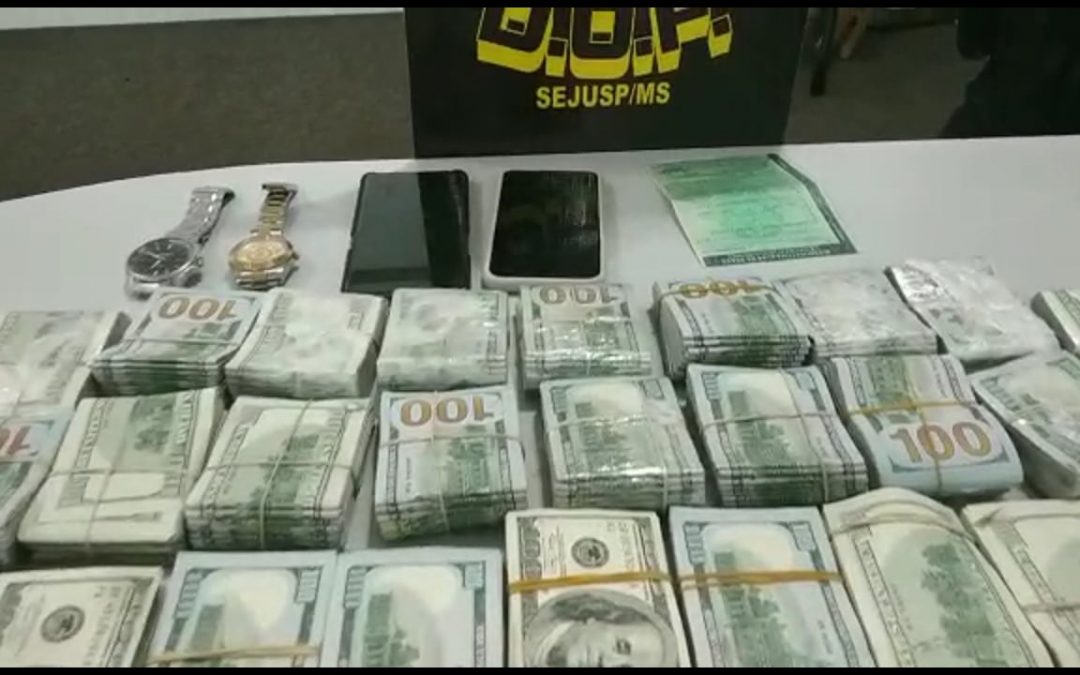 Polícia apreende malote de dólares equivalente a R$ 1,78 milhão em MS