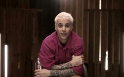 Em mais um capítulo da série que conta a sua trajetória, o cantor Justin Bieber, 25, revela que quase morreu pelo uso exagerado de drogas.  “Houve um tempo em que eu estava bebendo, eu estava tomando pílulas, eu estava usando MDMA, cogumelos, tudo”, revelou o cantor em trecho de “Justin Bieber: Seasons”, que estreou no final de janeiro no YouTube.