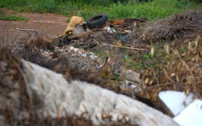 Terreno vazio está se tornando lixão a céu aberto em frente à shopping de Campo Grande