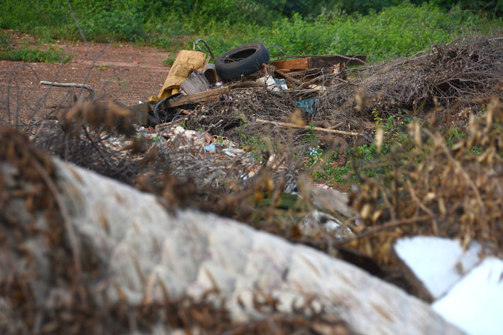 Terreno vazio está se tornando lixão a céu aberto em frente à shopping de Campo Grande