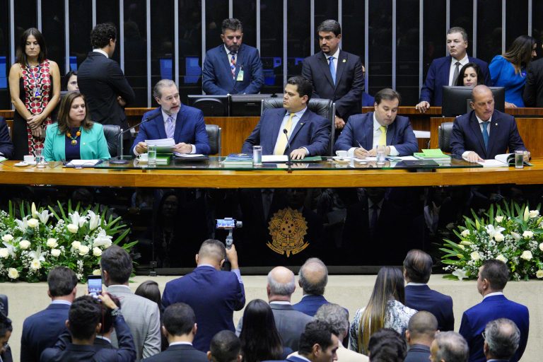 Ao Congresso, Bolsonaro fala em reduzir “Estado gigantesco”