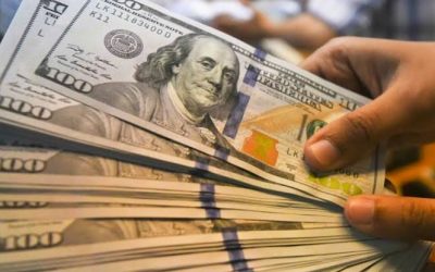 Dólar sobe para R$ 4,28 e fecha em máxima histórica por temor com coronavírus