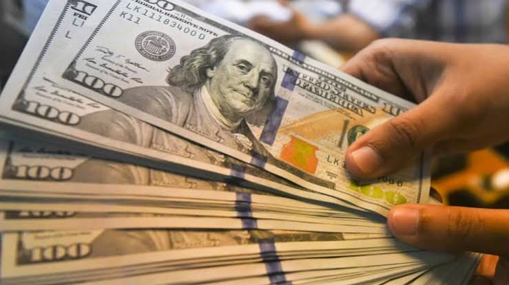 Dólar sobe para R$ 4,28 e fecha em máxima histórica por temor com coronavírus