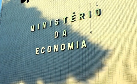 Governo federal paga pensão a 52 mil filhas solteiras de ex-servidores