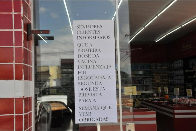 Com estoque zerado, idosos procuram em vão por vacina contra gripe