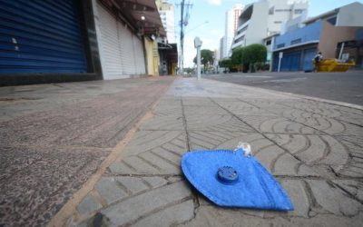 Capital tem máscaras jogadas na rua; Veja como fazer o descarte correto