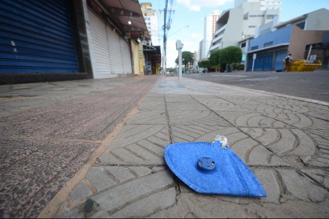 Capital tem máscaras jogadas na rua; Veja como fazer o descarte correto