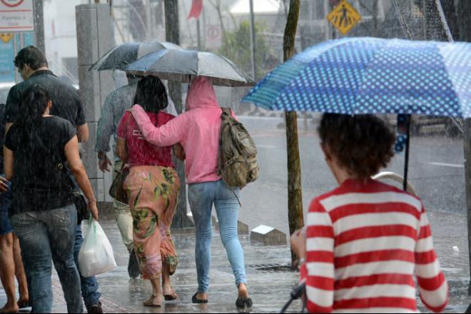 Frente fria traz chuva e temperatura cai nesta quarta-feira