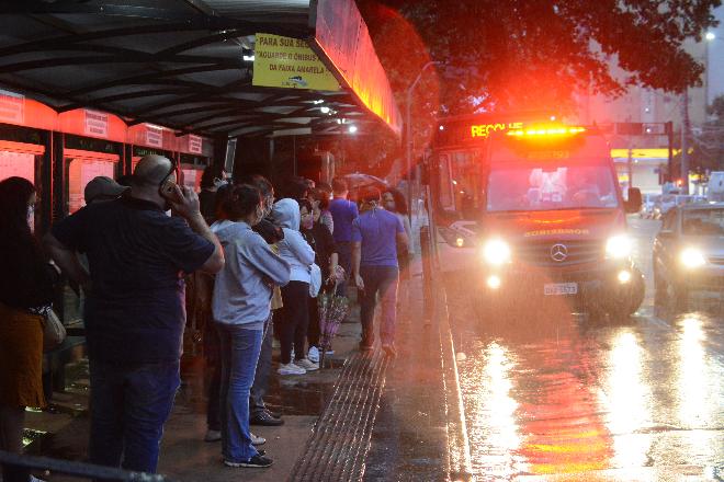 Idoso tosse em ônibus e é retirado pela Guarda Municipal